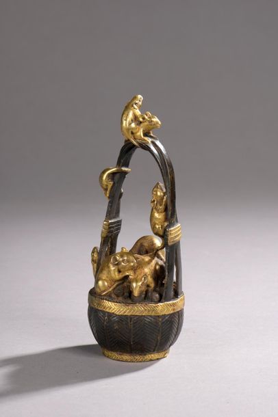 null Sculpture en bronze à patine brune et or figurant des rats grimpant sur un panier...