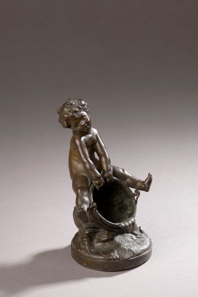 null Sculpture en bronze figurant une allégorie de bacchus enfant assis sur un seau,...