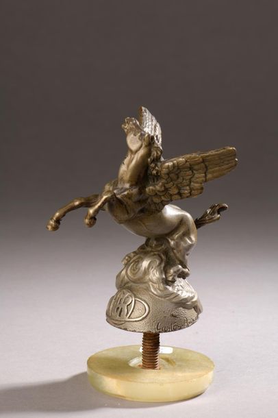 null Gaston BROQUET (1880-1947)
Pégase
Mascotte en bronze argenté, signé
Modèle adopté...