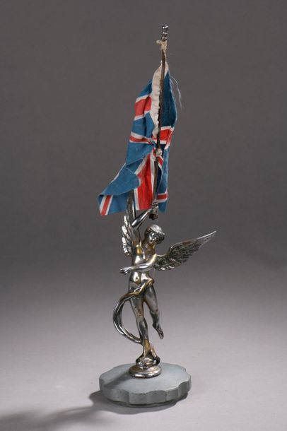 null Ange porte drapeau en bronze argenté, 
H : 34 cm