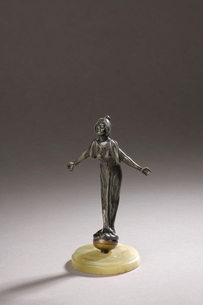 null Sculpture figurant une femme drapée, métal argenté (manques) 
H : 14 cm