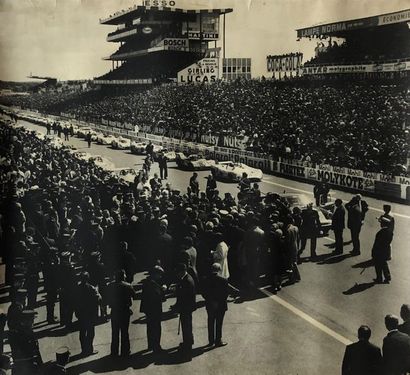  Affiche d'après un tirage photo 24 heures du Mans, 1972 Départ de la course en noir...