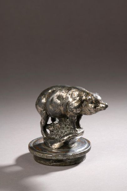 null F.P.COURT (XIX - XIXe siècle) 
Cochon en metal chromé, signé, H : 9 cm, usu...