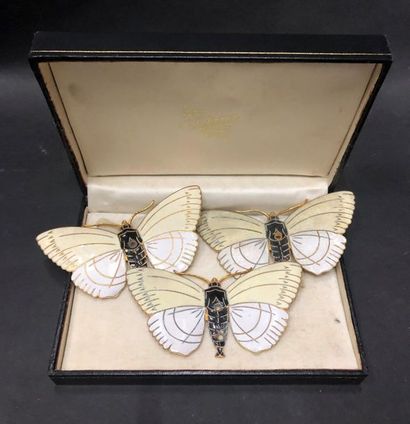 null "The Butterfly"
Important lot de badges de calandre en métal doré et émaillé,...