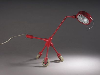 null Allen HARRY (1964)
Lampe de bureau en métal laqué rouge reposant sur trois roulettes.
Edition...