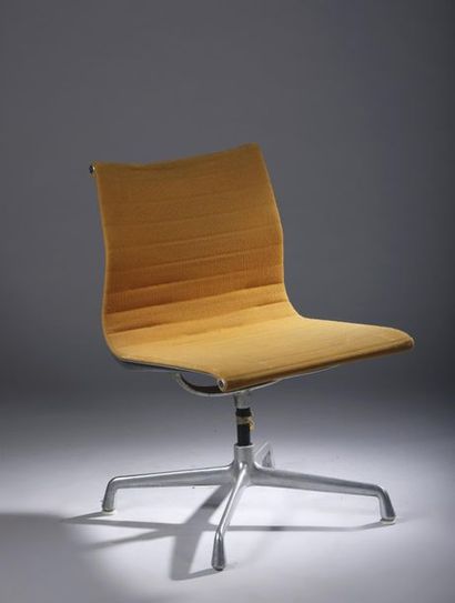 null Charles Ray EAMES (XX-XXI)
Chaise modèle Aluminium chair. Garniture en tissu...