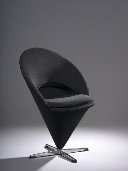 null Verner PANTON (1926-1998)
Fauteuil en tissu noir modèle cone chair.
H. 86 cm
Usures...