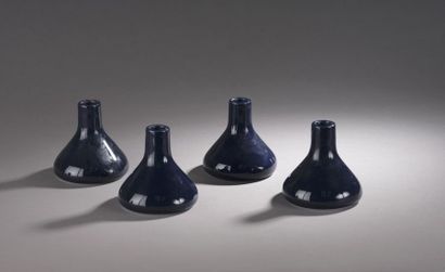 null Vico MAGISTRETTI (1920-2006)
Suite de 4 bougeoirs en porcelaine émaillée bleue.
H;...