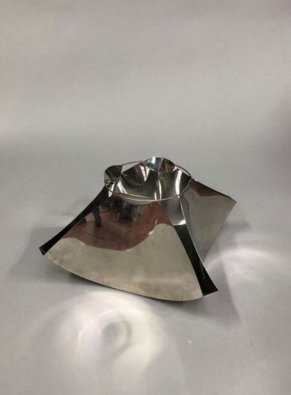 null Gian CASE
Vase en métal chromé. Edition Robots. 
15,3 x 25,5 cm 
Petites oc...