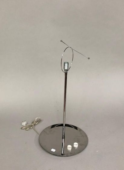 null MAN RAY (1890-1976)
Lampe à poser "Rue Ferou"
Piétement en aluminium, tige en...