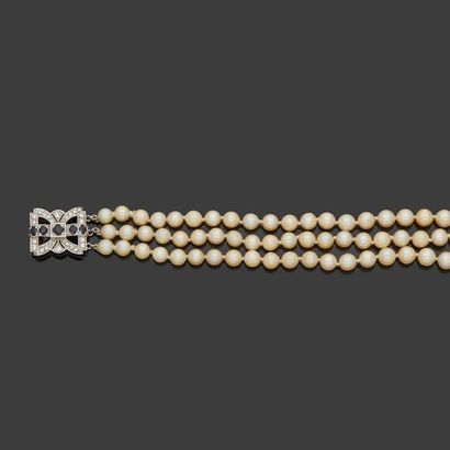 null Collier de perles de culture trois rangs, fermoir en or gris, 18k 750‰, serti...