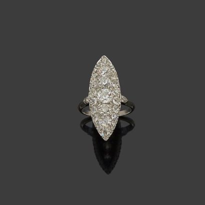 null Bague marquise, en platine, 850‰, de forme navette sertie d’un pavage de diamants...