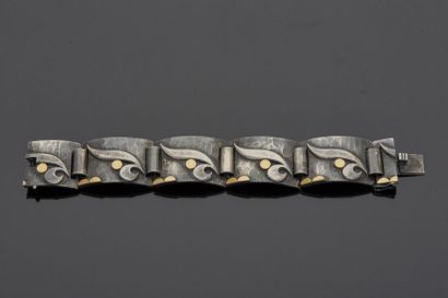null Jean DESPRÉS (1889-1980)

Bracelet en argent, 800‰, et or, 18k 750‰, composé...