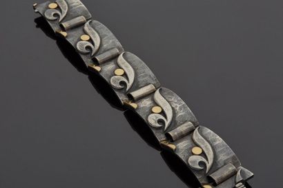null Jean DESPRÉS (1889-1980)

Bracelet en argent, 800‰, et or, 18k 750‰, composé...