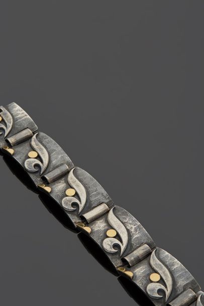 null Jean DESPRÉS (1889-1980)

Bracelet en argent, 800‰, et or, 18k 750‰, composé...