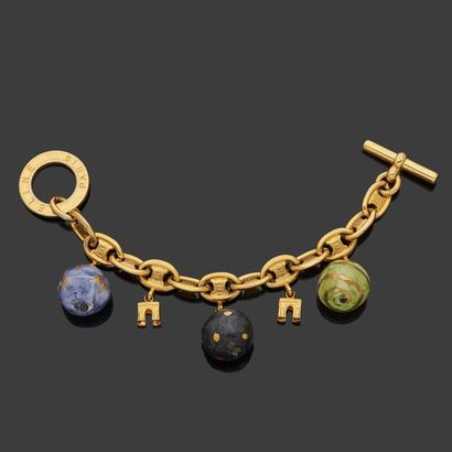 null CELINE

Bracelet en métal doré, paré de trois boules et de deux arcs de triomphe....