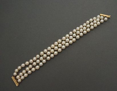 null Bracelet composé de trois rangs de perles de culture en chute montées sur fil....