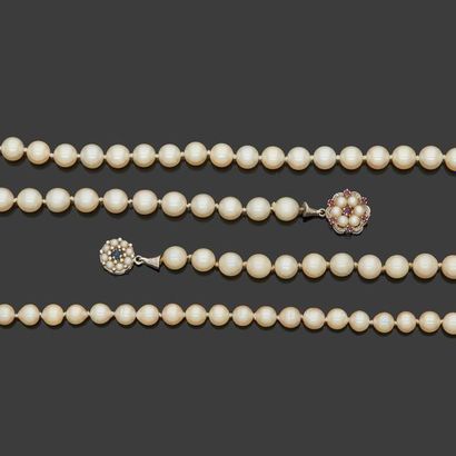 null Lot comprenant quatre colliers de perles de culture montées sur fils à nœuds...