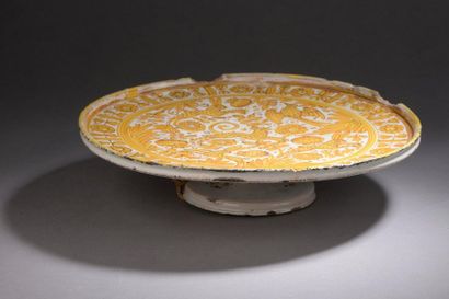 null ITALY, DERUTA, 16th century

Round TRAY on pedestal, decorated in yellow monochrome....