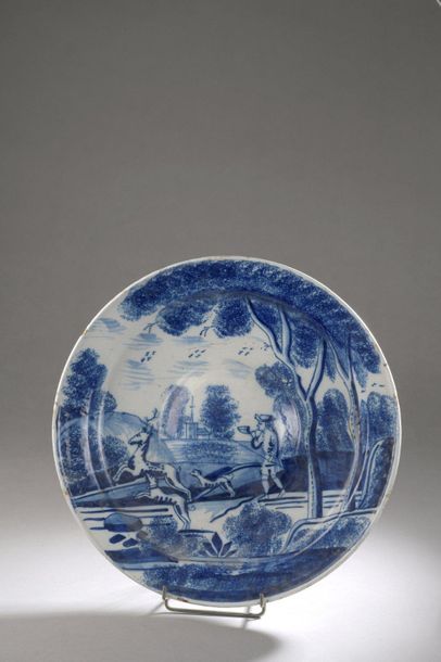 null DELFT, 18th century

Round umbilical flat with blue monochrome decoration in...