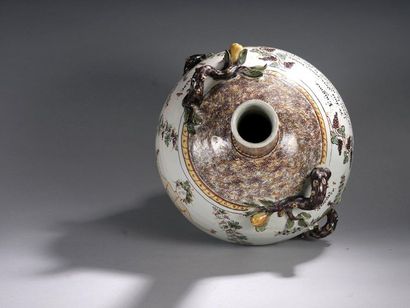 null NEVERS, 19th century, circa 1803

Earthenware BOTTLE with long neck with four...
