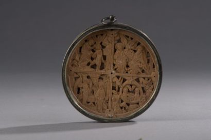 null Double-sided MEDAL in openwork wood and carved with eight scenes from the life...