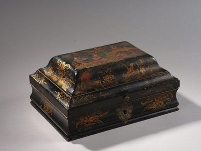 null Rectangular WATCH BOX with a lid with a showerhead decorated in polychrome Martin...