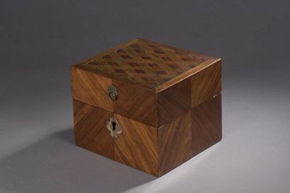 null Square box in rosewood veneer inlaid with rhombuses, containing four silver-rimmed,...