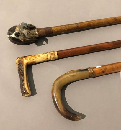 null Trois cannes de chasseur avec poignée en corne et bois sculpté. Vers 1900.