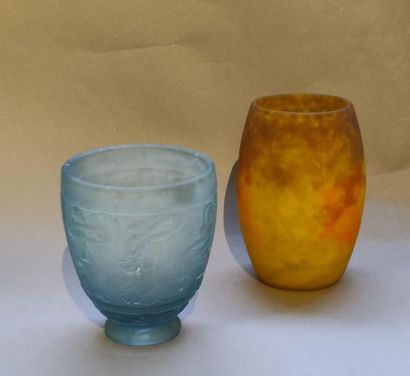 null Lot de deux vases : l'un en verre marmoréen signé Muller Frères et le second...