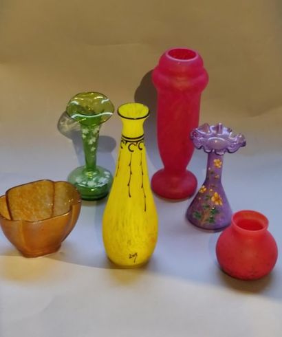 null Lot de 6 vases dont trois en verre marmoréen et deux en verre émaillé.
Accidents...