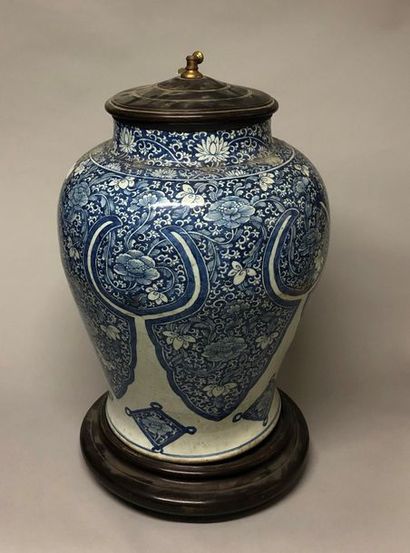 null POTICHE DE FORME OVOÏDE en porcelaine de Chine à décor blanc bleu de fleurs,...
