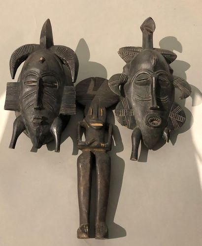 null Lot comprenant deux masques africains en bois sculpté et une statuette