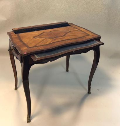 null Petite table de salon à mécanisme en bois de placage et marqueterie, XVIIIème...