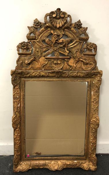 null Miroir à fronton en bois sculpté et doré, XVIIIème siècle
Eclats et manques...