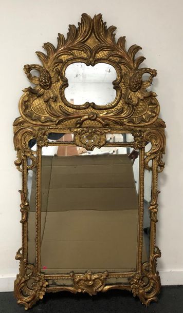 null Miroir à parecloses en bois sculpté et doré, XVIIIème siècle
Eclats et manques...