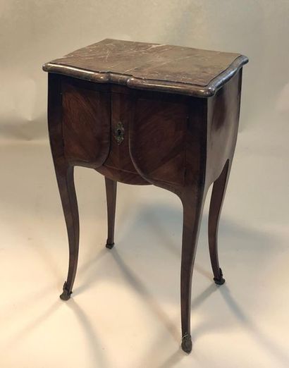 null Petite table d'appoint d'époque Louis XV en bois de placage ouvrant par deux...