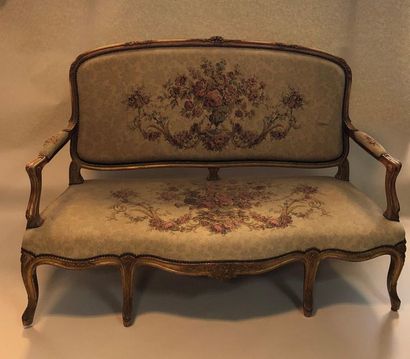 null Mobilier de salon de style Louis XV, composé de quatre fauteuils et un canapé...