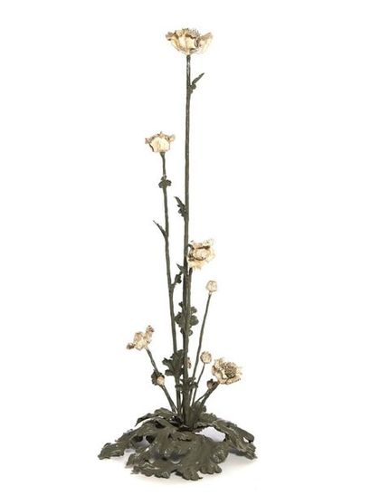 null TRAVAIL ETRANGER
	Sculpture florale en métal, à décor de feuilles et de fleurs...