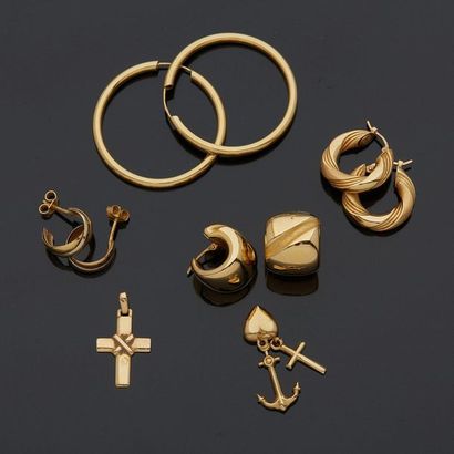 null Yellow gold lot, 18k 750‰, consisting of four pairs of earrings, one three gold,...