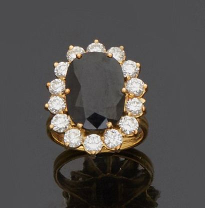null Yellow gold ring, 18k 750‰, set with an oval shaped sapphire in a setting of...