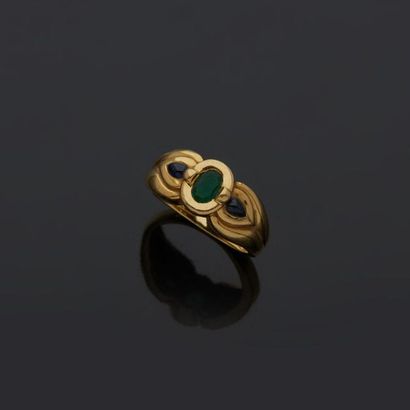  A. ROURE 
Fluted ring in 18k yellow gold, 750‰, set with an oval shaped emerald...