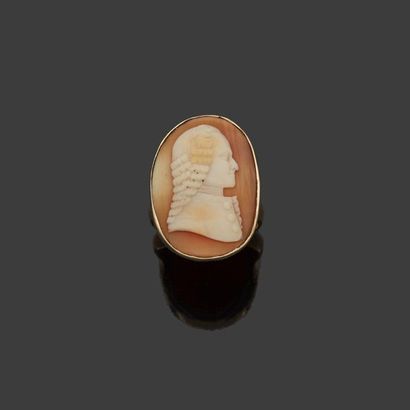  Ring in yellow gold, 9k 375‰, oval shape adorned with a cameo on shell representing...
