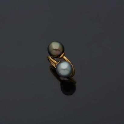  18k yellow gold ring 750‰, adorned with two South Sea cultured pearls, one light...