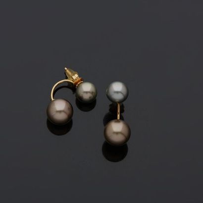  Boucles d'oreilles en or jaune, 18k 750‰, parées de perles des mers du sud l'une...