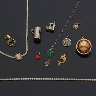  Lot comprenant deux colliers en perles de culture, un pendentif cœur en métal, quatre...
