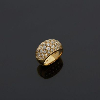 18k yellow gold ring 750‰, set with a pavement...