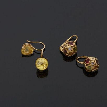  Paire de boucles d’oreilles pendantes en or jaune, 18k 750‰, en forme de demi-sphère...