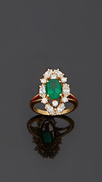 Yellow gold ring, 18k 750‰, set with an oval shaped emerald in an alternating ring...