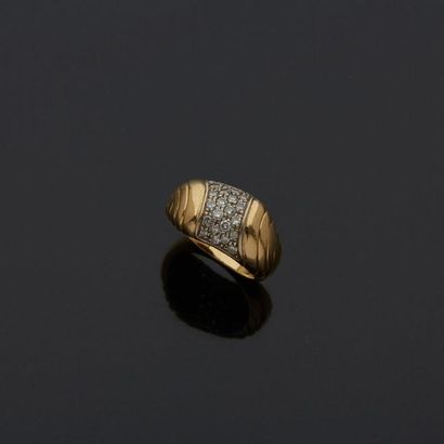 18k yellow gold ring 750‰, gadrooned, adorned...